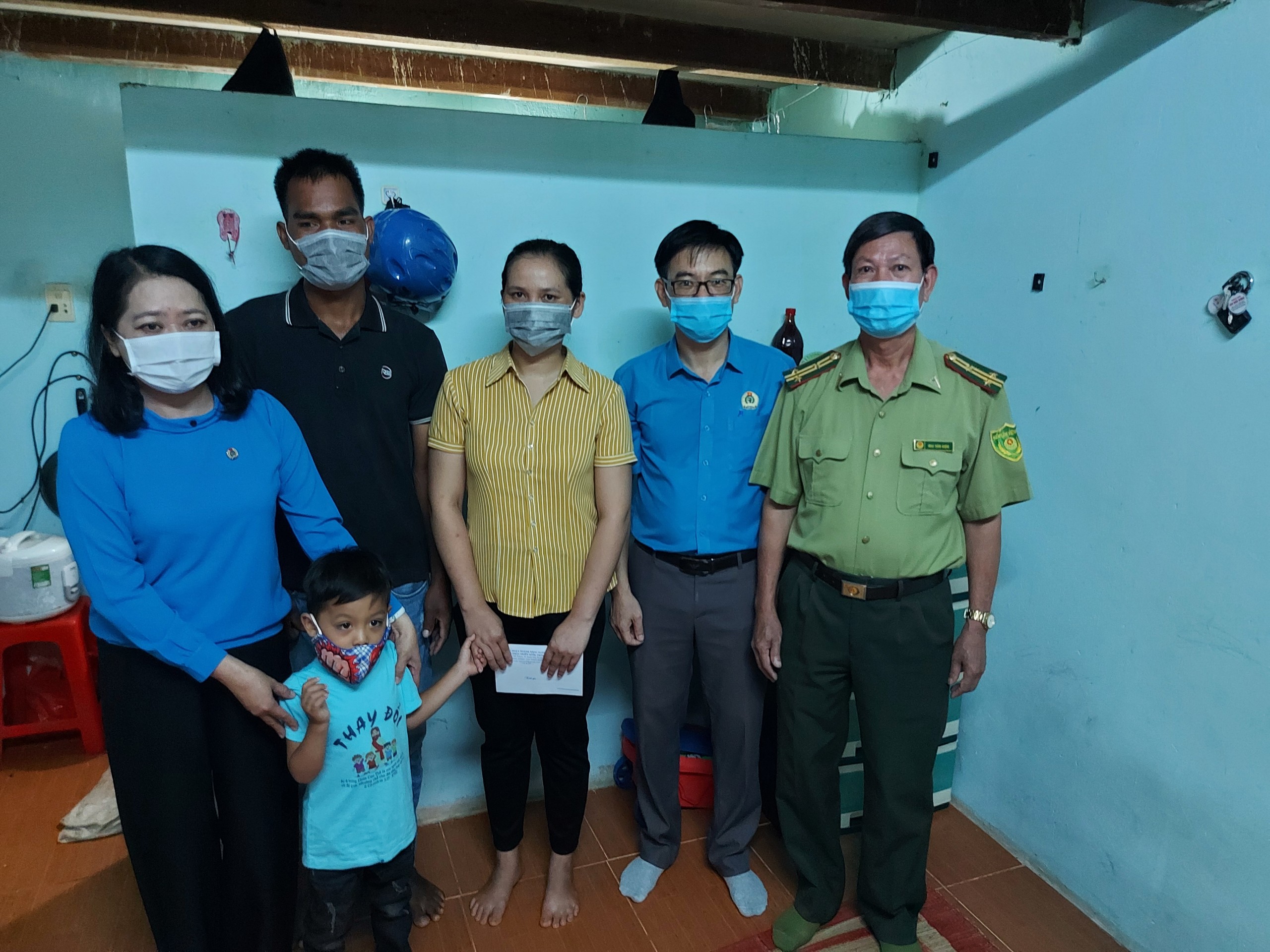 Thăm và tặng quà cho đoàn viên có hoàn cảnh khó khăn nhân dịp “Tháng công nhân”